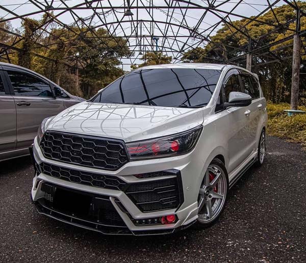 Toyota Innova Crysta Modified: टोयोटा इनोवा क्रिस्टा को उरुस स्टाइल में किया मॉडिफाई, लग रही बेहद खतरनाक