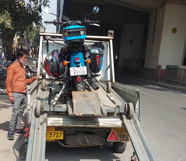 जावा 42 लदी हुई थी टेम्पो के ऊपर फिर भी कट गया ओवरस्पीडिंग का चालान, जानें कैसे
