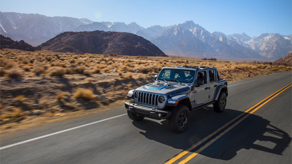 Jeep Wrangler EV SUV Teased: जीप रैंगलर आधारित इलेक्ट्रिक एसयूवी का टीजर हुआ जारी, देखें