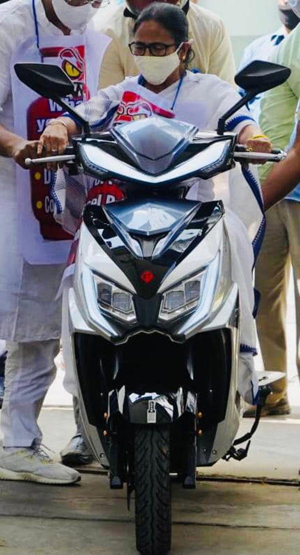 Mamta Banerjee On Electric Scooter: पश्चिम बंगाल की सीएम ने इलेक्ट्रिक स्कूटर पर बैठ निकाली रैली, जानें क्यों