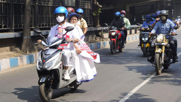 Mamta Banerjee On Electric Scooter: पश्चिम बंगाल की सीएम ने इलेक्ट्रिक स्कूटर पर बैठ निकाली रैली, जानें क्यों