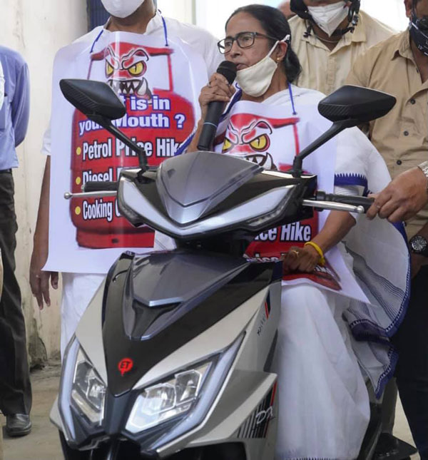 Mamta Banerjee On Electric Scooter: पश्चिम बंगाल की सीएम ने इलेक्ट्रिक स्कूटर पर बैठ निकाली रैली, जानें क्यों