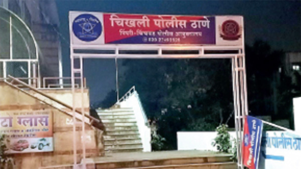Car Wheel Theft: पुलिस स्टेशन के पास खड़ी कार के चोरों ने निकाले पहिये, सीसीटीवी में कैद हुई वारदात