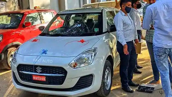 Maruti Swift Facelift Delivery: नई मारुति स्विफ्ट फेसलिफ्ट की डिलीवरी भारत में हुई शुरु, देखें तस्वीरें