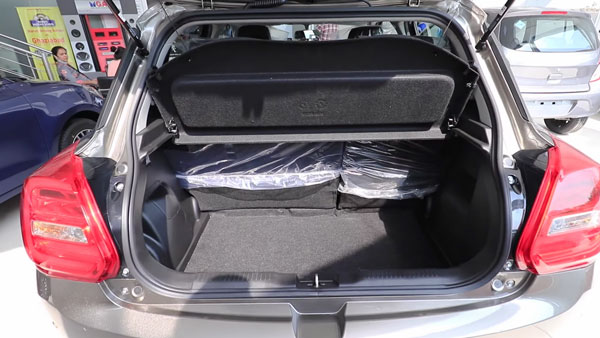2021 Maruti Swift ZXi+ First Look: नई मारुति स्विफ्ट ए़डएक्सआई+ डीलरशिप पर आई नजर, देखें वीडियो