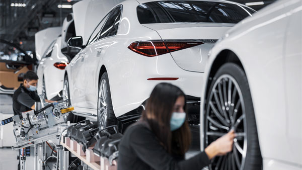 Next-Gen Mercedes Benz C-Class: नेक्सट जनरेशन मर्सिडीज-बेंज सी-क्लास 23 फरवरी को होगी पेश, जानें