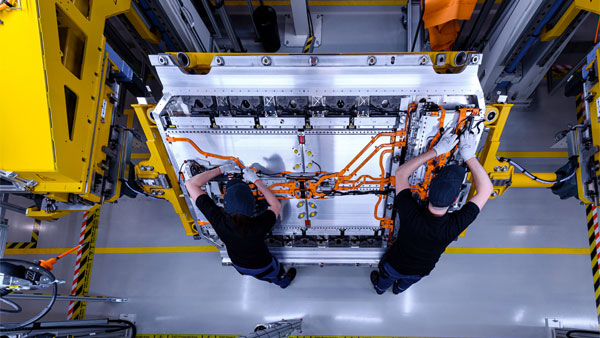 Mercedes Benz Production Milestone: मर्सिडीज-बेंज ने 5 करोड़ वाहन बनाने का आंकड़ा किया पार