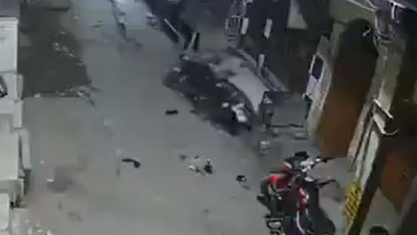 घर के सामने खड़ी बाइक जब चलने लगी अपने आप, वीडियो देख लोगों ने कहा यह