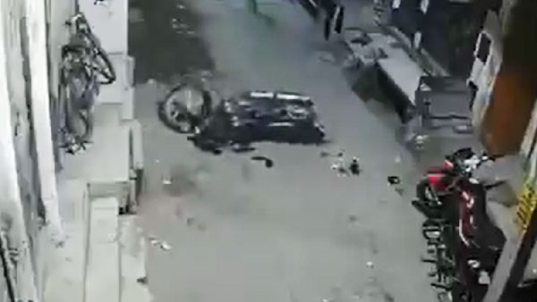 घर के सामने खड़ी बाइक जब चलने लगी अपने आप, वीडियो देख लोगों ने कहा यह
