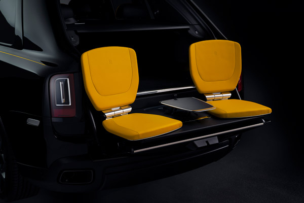 Ambani’s New Cullinan Black Badge: अंबानी परिवार ने खरीदी नई रोल्स रॉयस कलिनन ब्लैक बैज, देखें