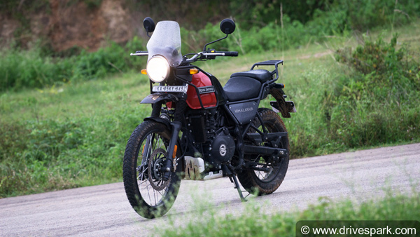 2021 RE Himalayan Green Color Spotted: नई आरई हिमालयन का ग्रीन कलर डीलर यार्ड में आया नजर