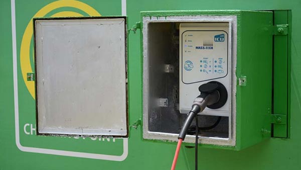 Mumbai To Get EV Charging Points: मुंबई के प्रमुख रेलवे स्टेशनों पर लगेंगे ईवी चार्जिंग प्वाइंट, प्लान तैयार