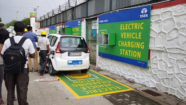Mumbai To Get EV Charging Points: मुंबई के प्रमुख रेलवे स्टेशनों पर लगेंगे ईवी चार्जिंग प्वाइंट, प्लान तैयार