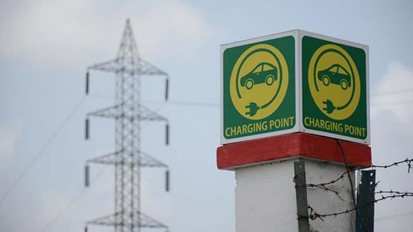 Mumbai To Get EV Charging Points: मुंबई के प्रमुख रेलवे स्टेशनों पर लगेंगे ईवी चार्जिंग प्वाइंट, प्लान तैयार