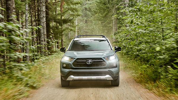 Toyota RAV4 SUV Spotted Testing: टोयोटा आरएवी4 एसयूवी टेस्टिंग के दौरान आई नजर, जल्द लॉन्च
