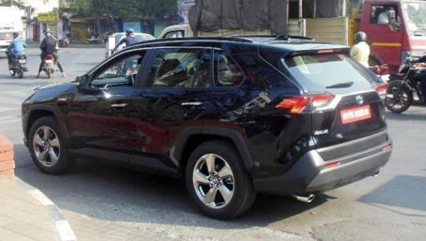 Toyota RAV4 SUV Spotted Testing: टोयोटा आरएवी4 एसयूवी टेस्टिंग के दौरान आई नजर, जल्द लॉन्च