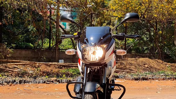 2021 Bajaj Pulsar 150 New Color Option: बजाज पल्सर 150 नए सफ़ेद रंग विकल्प में डीलरशिप पर आई नजर, जल्द होगी लॉन्च
