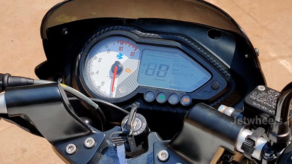 2021 Bajaj Pulsar 150 New Color Option: बजाज पल्सर 150 नए सफ़ेद रंग विकल्प में डीलरशिप पर आई नजर, जल्द होगी लॉन्च