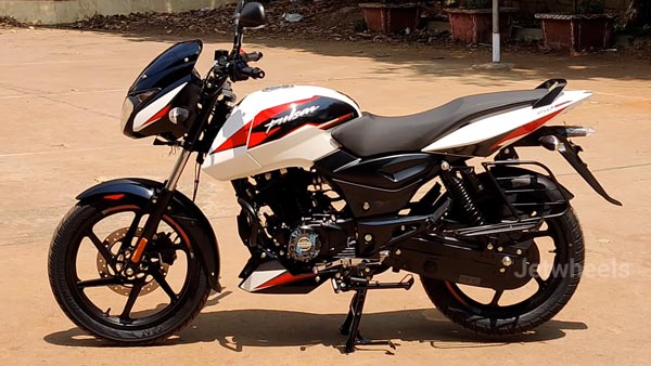 2021 Bajaj Pulsar 150 New Color Option: बजाज पल्सर 150 नए सफ़ेद रंग विकल्प में डीलरशिप पर आई नजर, जल्द होगी लॉन्च