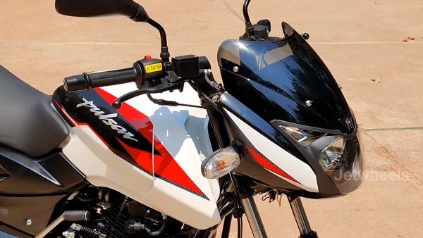 2021 Bajaj Pulsar 150 New Color Option: बजाज पल्सर 150 नए सफ़ेद रंग विकल्प में डीलरशिप पर आई नजर, जल्द होगी लॉन्च