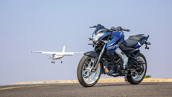 Pulsar NS200 Sets New Indian Record: पल्सर एनएस200 के नाम हुआ सबसे तेज 400 मीटर व्हीली का रिकॉर्ड