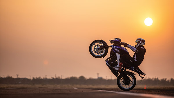 Pulsar NS200 Sets New Indian Record: पल्सर एनएस200 के नाम हुआ सबसे तेज 400 मीटर व्हीली का रिकॉर्ड