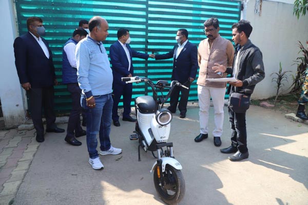 Villager Builds Cheap Electric Bike: गांव के लड़के ने बनाई सस्ती इलेक्ट्रिक बाइक, पैडल चलाने से भी होती है चार्ज