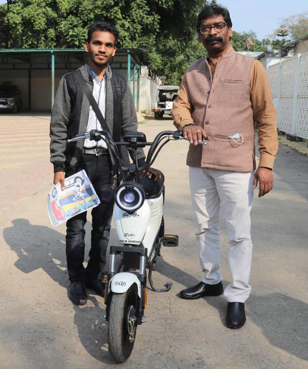 Villager Builds Cheap Electric Bike: गांव के लड़के ने बनाई सस्ती इलेक्ट्रिक बाइक, पैडल चलाने से भी होती है चार्ज