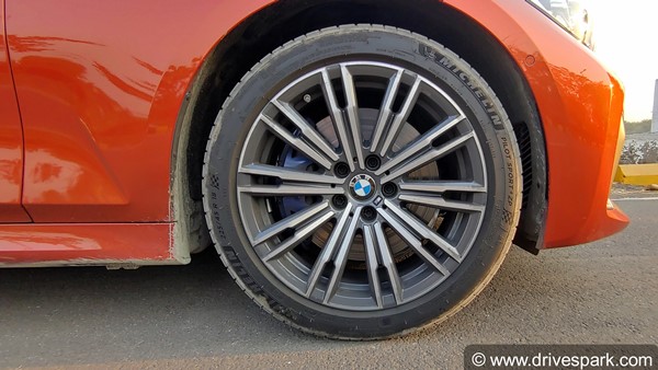 BMW M340i xDrive Launched: बीएमडब्ल्यू एम340आई एक्स ड्राइव भारत में हुई लाॅन्च, जानें कीमत व फीचर्स