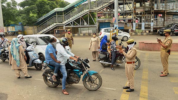 Cop Fining Vehicles Without Rear View Mirror: रियर व्यू मिरर न होने पर कटेगा चालान, जानिए क्यों है जरूरी