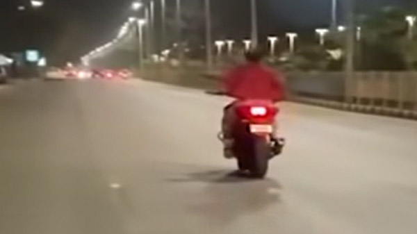 Girl Arrested After Stunt Video Goes Viral: इस लड़की का बाइक स्टंट वीडियो हुआ वायरल, पुलिस ने पकड़ा