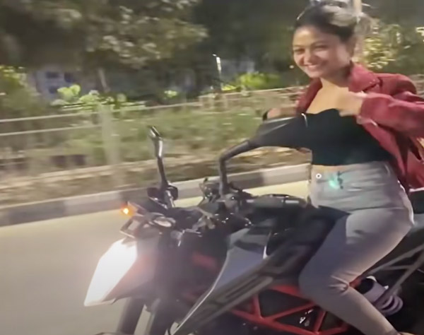 Girl Arrested After Stunt Video Goes Viral: इस लड़की का बाइक स्टंट वीडियो हुआ वायरल, पुलिस ने पकड़ा