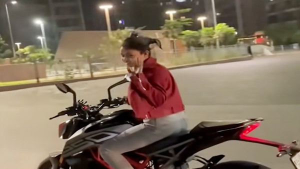 Girl Arrested After Stunt Video Goes Viral: इस लड़की का बाइक स्टंट वीडियो हुआ वायरल, पुलिस ने पकड़ा
