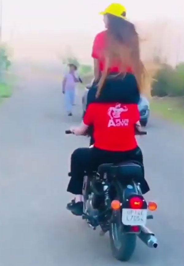 Girl’s Stunt On Royal Enfield Bike: रॉयल एनफील्ड पर दो लड़कियों के स्टंट का वीडियो वायरल, कटा चालान