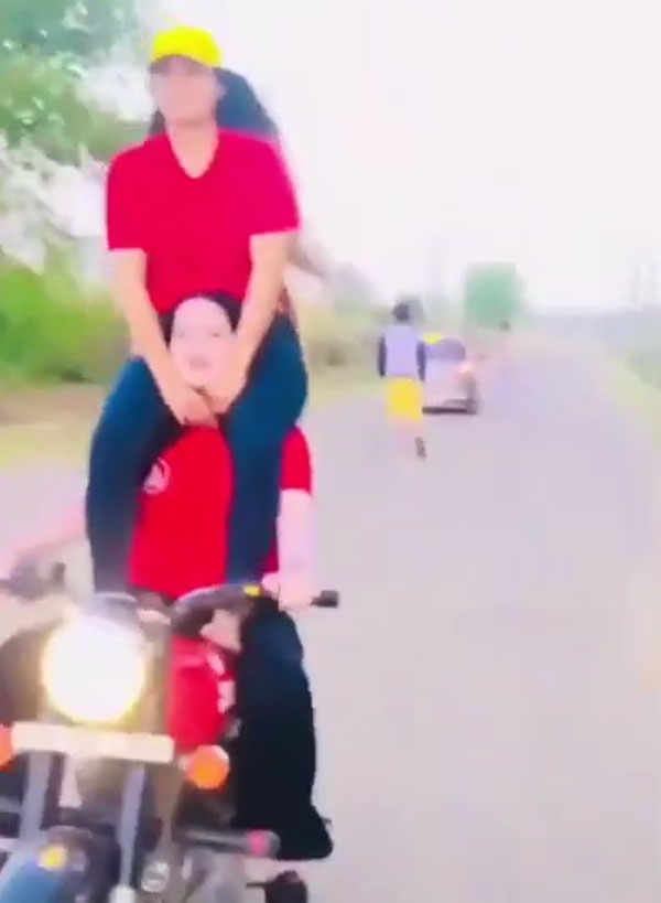 Girl’s Stunt On Royal Enfield Bike: रॉयल एनफील्ड पर दो लड़कियों के स्टंट का वीडियो वायरल, कटा चालान
