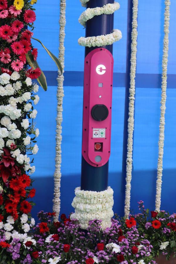 India’s First Street Light EV Charging Station: स्ट्रीट लाइट पोल पर लगा है ईवी चार्जिंग स्टेशन, जानें