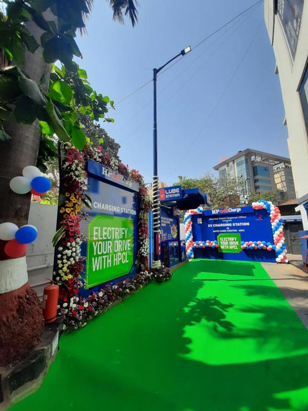 India’s First Street Light EV Charging Station: स्ट्रीट लाइट पोल पर लगा है ईवी चार्जिंग स्टेशन, जानें