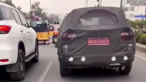 Hyundai Alcazar Spotted Testing: हुंडई की अल्काजार टेस्टिंग के दौरान आई नजर, मई में हो सकती है लॉन्च