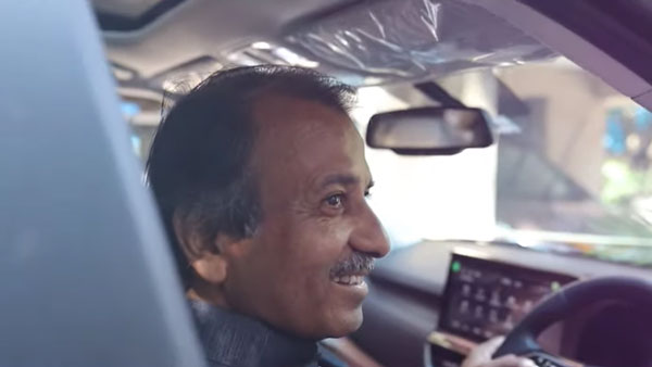 Son Surprises Father With Kia Seltos: बेटे ने पिता के जन्मदिन पर गिफ्ट की किया सेल्टोस कार, देखें वीडियो