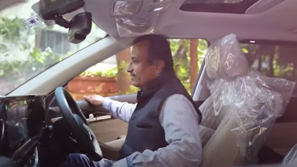 Son Surprises Father With Kia Seltos: बेटे ने पिता के जन्मदिन पर गिफ्ट की किया सेल्टोस कार, देखें वीडियो