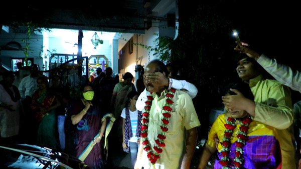बच्चों ने माता-पिता की शादी की 25वीं सालगिरह पर गिफ्ट की नई किया सॉनेट कार, देखें वीडियो