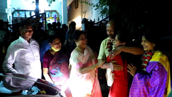 बच्चों ने माता-पिता की शादी की 25वीं सालगिरह पर गिफ्ट की नई किया सॉनेट कार, देखें वीडियो