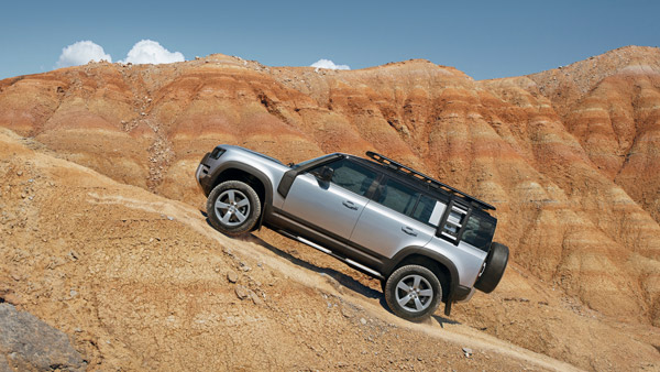Land Rover Defender Diesel Launched: लैंड रोवर डिफेंडर डीजल इंजन में हुई लॉन्च, जानें क्या हैं कीमत