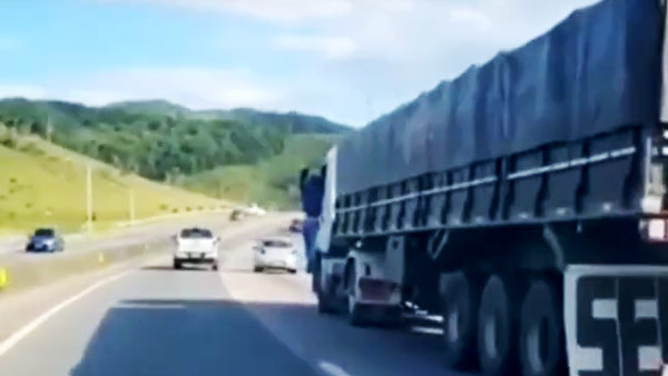 Lorry Driver Clings Biker For 40 Kms: लॉरी ड्राइवर ने बाइक को मारी टक्कर, बाइकर को 40 किमी तक घसीटा