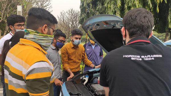 MG ZS EV Donated To IIT Delhi: एमजी ने आईआईटी दिल्ली जेडएस ईवी कार की दान, स्टूडेंट ऑटोनोमस तकनीक पर करेंगे रिसर्च