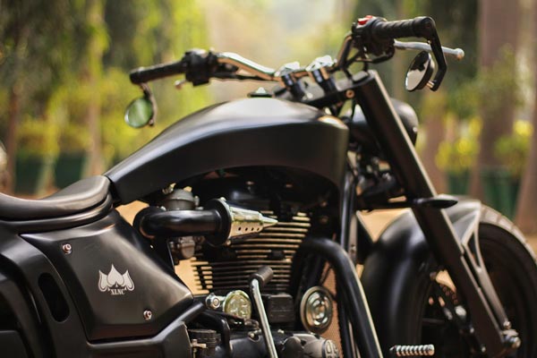 Royal Enfield Bike Modification: रॉयल एनफील्ड बाइक को मॉडिफाई कर बनाया लो-राइडर क्रूजर, देखें तस्वीरें