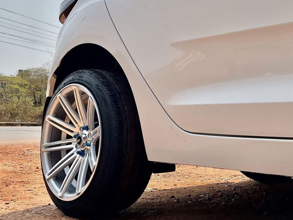 Tata Altroz Modification: टाटा अल्ट्रोज में लगाए 17-इंच के कॉनकेव रिम्स, बढ़ गया है स्पोर्टीनेस