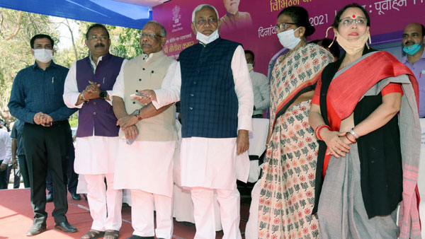 Nitish Kumar Flags Off Electric Buses: नीतीश कुमार ने बिहार में 12 इलेक्ट्रिक बसों को दिखाई हरी झंडी, जानें