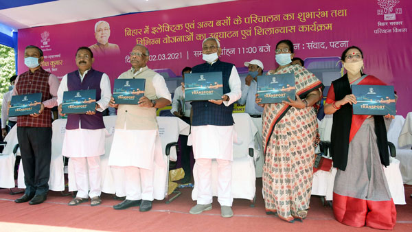Nitish Kumar Flags Off Electric Buses: नीतीश कुमार ने बिहार में 12 इलेक्ट्रिक बसों को दिखाई हरी झंडी, जानें