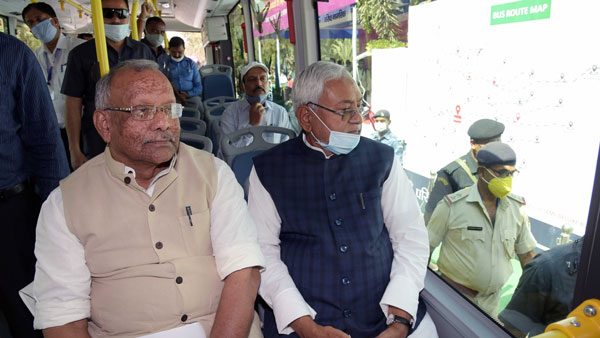 Nitish Kumar Flags Off Electric Buses: नीतीश कुमार ने बिहार में 12 इलेक्ट्रिक बसों को दिखाई हरी झंडी, जानें